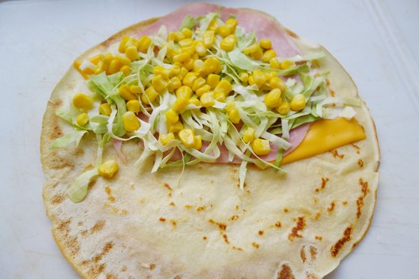 移出的餅皮依續放上火腿片、 高麗菜絲、玉米粒和沙拉醬，也可磨點黑胡椒增香。(沙拉醬忘了加&gt;"&lt;)