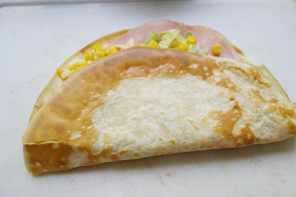 餅皮對半折一下