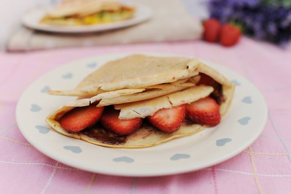 同樣折法折起。重覆做法6和7續做餅皮至麵糊用完，內餡隨意，原味也很香很好吃。