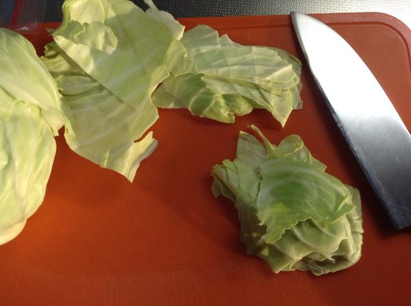 高麗菜細絲的切法：
將高麗菜葉洗好之後，泡冷水約10分鐘之後（有時間就泡，沒時間可省），把水擦乾，中間白色有硬埂的地方切掉，只利用葉片部分，然後用手撕成一小片一小片，約3片重疊。