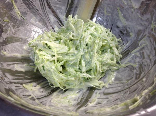 將沙拉醬和高麗菜絲拌在一起。口味重的人可以再加一點塩巴、胡椒粉和帶粒芥末醬。

煎一個荷包蛋備用。