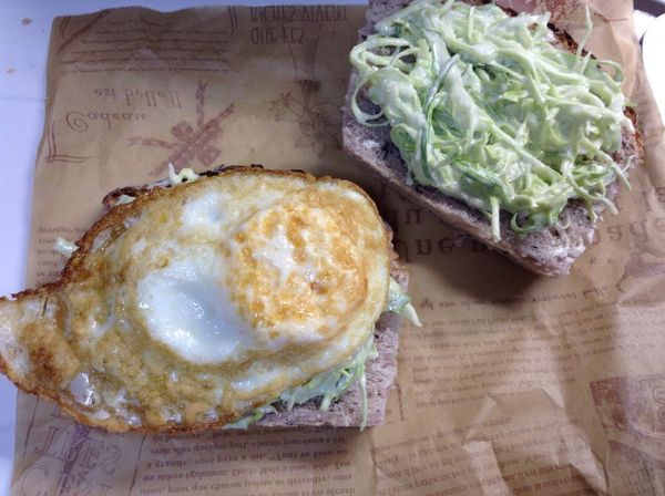 取吐司或鄉村麵包，上面舖上滿滿的高麗菜絲。
其中一片上面加上荷包蛋，然後夾起來，用紙包好。