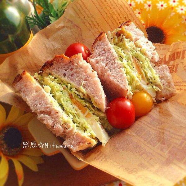 雙手托著三明治，請大口享用。