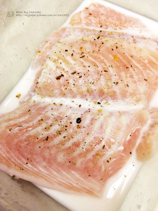 將魴魚切成三等份，用米酒和鮮奶，撒上一些義式香料醃漬!
至少醃漬3小時!