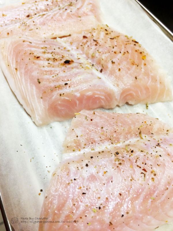 烤盤上放烘焙紙，把魚排放上!