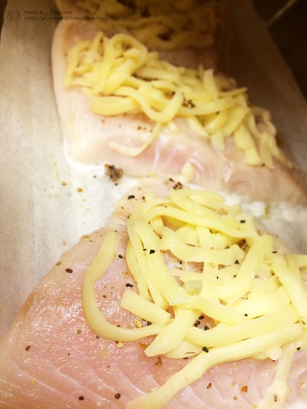 魚排上在放上披薩起司絲!
烤箱烘烤約20分鐘!
此時，可以製作起司醬汁!
將醃漬過魚肉的牛奶煮滾，放入起司片煮至濃稠感即可!