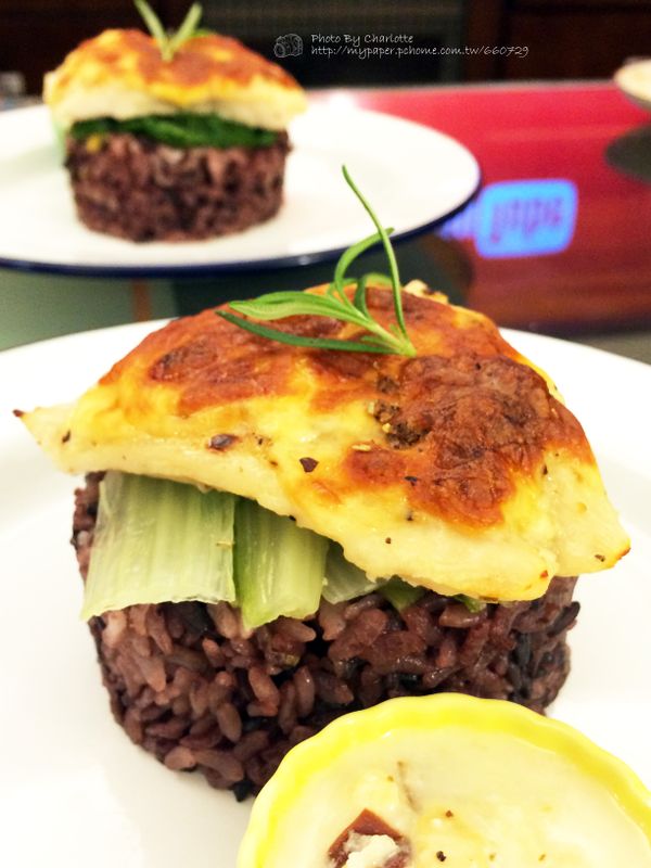 烤好的魚排放在紫米飯和青菜上，再放點迷迭香!
淋上起司醬~就是一道美味的料理!