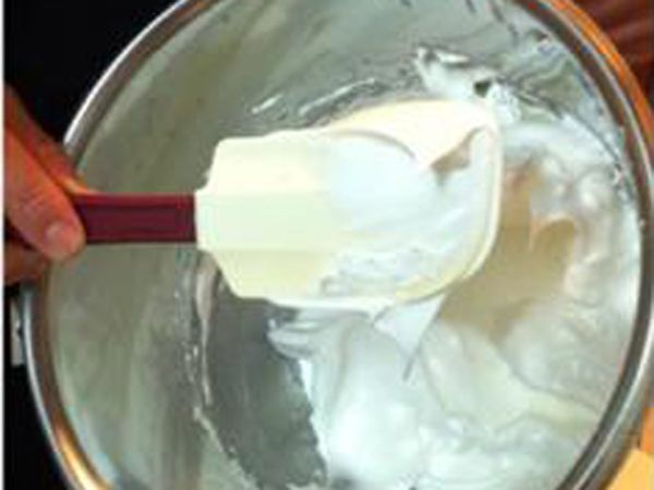 **甚麼是中性發泡?? 
就是用刮刀刮起蛋白，他會好好地站在刮刀上，不會流下來的狀態**