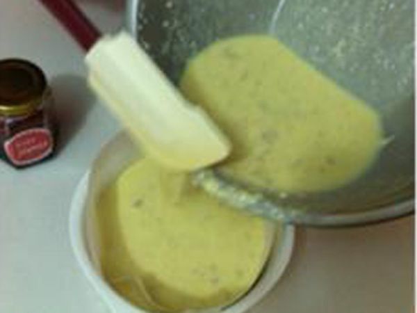 將隔夜吐司磨成粉狀，[主要材料]用打蛋器攪勻備用