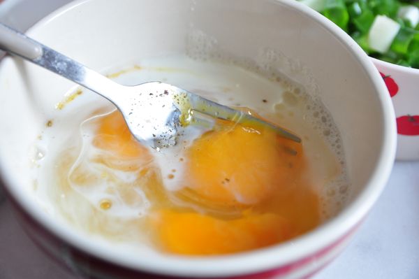 先將雞蛋放入拌盆中，加入牛奶、玉米粉水及少許香料拌勻