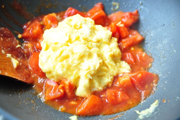 機著加入蕃茄醬、半熟蛋快速拌炒