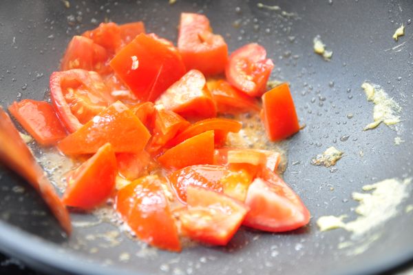 接著放入蕃茄塊炒並加入少許水滾煮，讓其釋放出茄汁