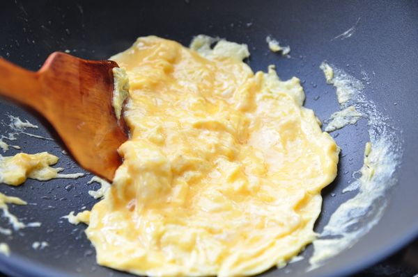 待熱油後，放入拌勻雞蛋炒約6分熟起鍋備用