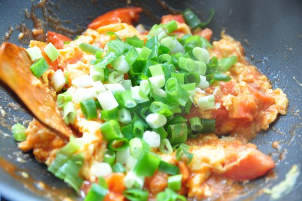 放入蔥花及適量的玉米粉水拌勻調味即可