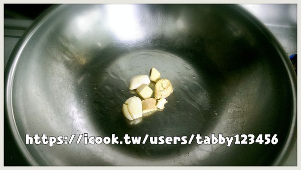 將油&amp;香油倒入預熱鍋中，加入薑塊&amp;蒜炒香