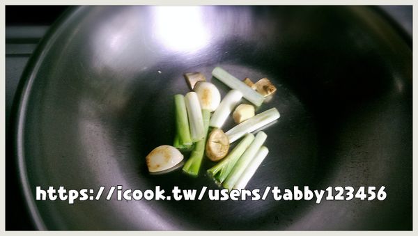 如果有辣椒加入拌炒的話香氣口味會更棒，但因目前手邊沒有，故加入蔥白