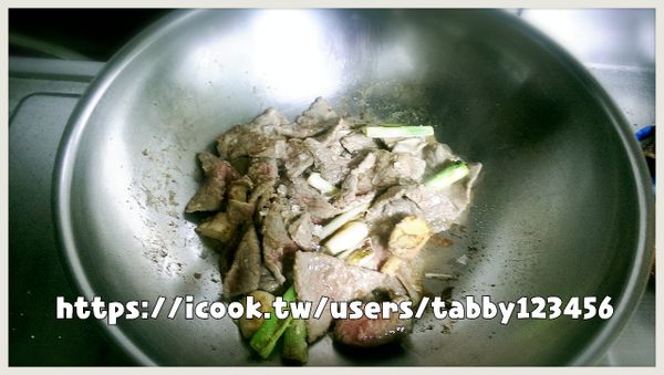加入牛肉炒香後，加入適量冰糖拌炒