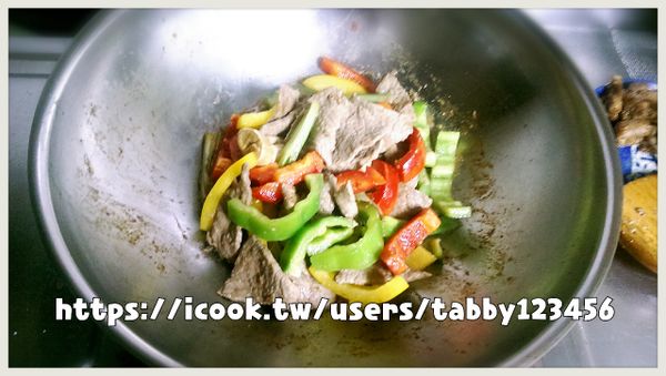 略炒出糖色時，可放入三色甜椒一起拌炒(甜椒也可省略不加，此步驟只是增加豐富度)