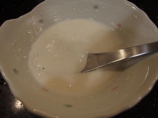 麵粉與牛奶100g 在小碗中攪拌均勻。