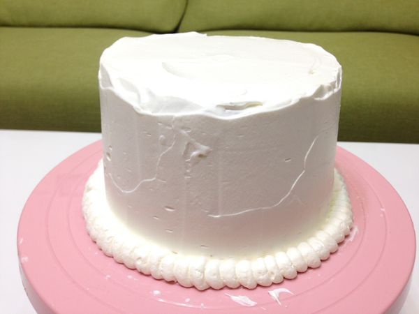 一層薄餅一層鮮奶油霜，慢慢地堆疊。最後在外圍抹上一層鮮奶油就完成囉!