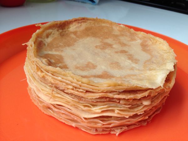 麵糊用平底鍋一片片煎好備用。可以煎好再用模型切成合適大小，涼姆是用6吋的慕斯圈直接放鍋子裡煎，每片都一樣大也不浪費喔。煎的時候鍋子不要太熱，多煎幾片就能抓到翻面的時機，煎出漂亮的餅皮喔