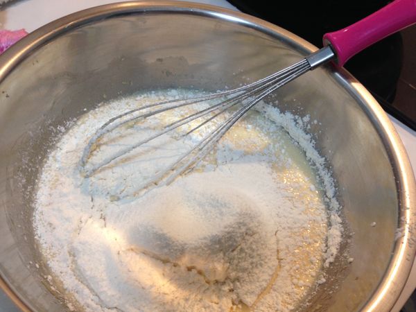 接著加入過篩的麵粉拌勻成團