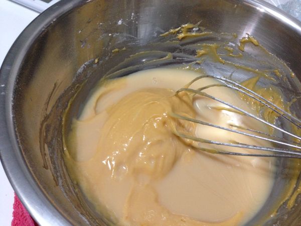 分次倒入養樂多拌勻就完成薄餅麵糊了