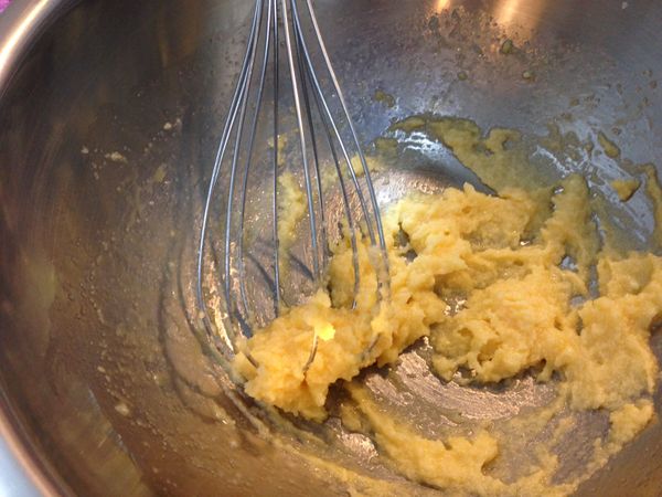 先從法式薄餅開始。
室溫軟化的奶油打散，分次加入蛋液混和均勻