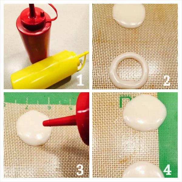 製作基礎蛋白甜餅：烤箱預熱至攝氏170度C/華氏約340度。
 
取一湯匙或者擠花袋(跪婦麻麻用蕃茄醬瓶子，如圖)，將基礎蛋白甜餅麵糊放到烘焙墊或者烘焙紙上。