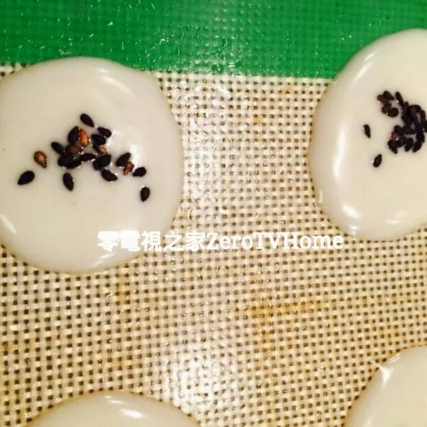 建議用湯匙將麵糊抹平，成品才會酥脆。*可以製作原味的蛋白甜餅，或者依照個人喜好，在生麵糊上方撒點芝麻粒。