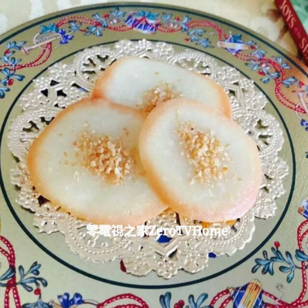 烘烤10分鐘左右，或者直到餅乾外圍呈現金黃色澤為止。
 
*蛋白甜餅又小又薄，所以很快就能夠烤好。
 
*若是烤到餅乾全部都變成棕色，吃起來會比較苦，因此在烤箱時間快到時，就要觀察餅乾的上色程度，避免烤過頭了。