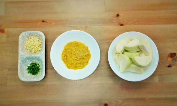 步驟1：
取碗放入蟹肉加米酒浸泡，蒜洗淨切末，香菜切末，絲瓜洗淨去皮切塊備用。