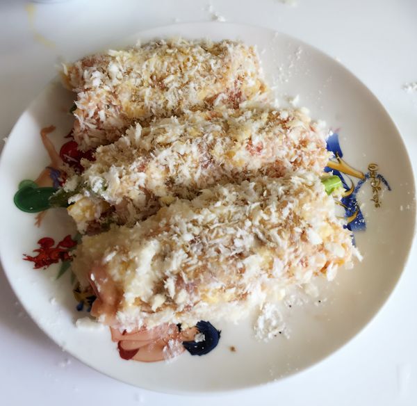 將肉捲依序裹上麵粉、蛋液、麵包粉