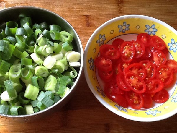 蔥切蔥花，蕃茄切片。