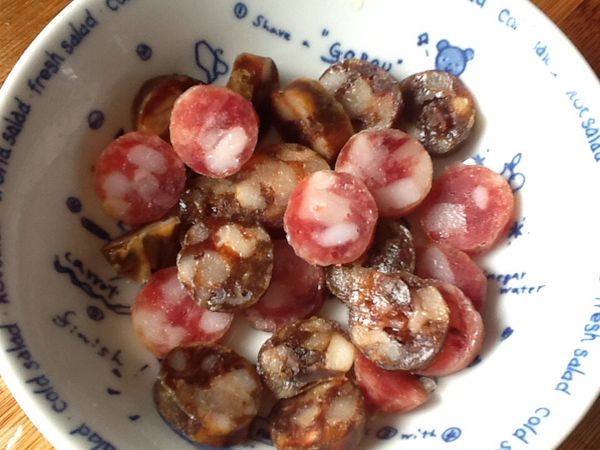 臘腸清洗，切片狀。