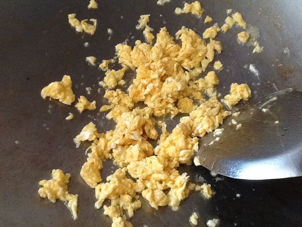 鍋子再放少許油，開中火，倒入蛋液，快炒蛋液至蛋凝固打散。