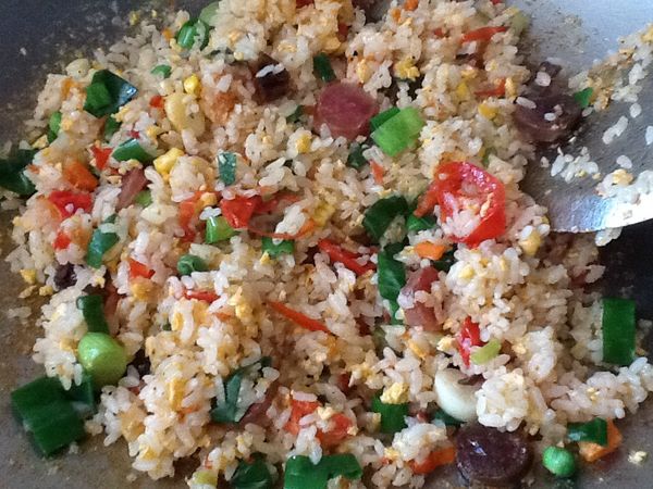 再將步驟5.加入，下白飯，快速翻炒至米粒鬆散均勻，加調味料、蔥花，速再翻炒，蔥花轉綠即可。