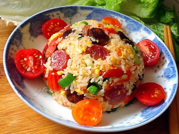 盛入碗中，稍壓緊實，再倒扣至盤中，放入對切開的蕃茄做盤飾。