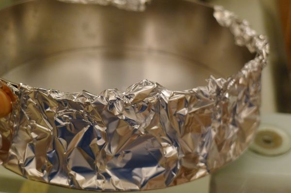 準備好直徑約18cm圓形活動式烤模，以錫箔紙將活動式圓形烤連模底緊緊包住(可以包兩層，以免後續加水於烤盤時水進入烤模)