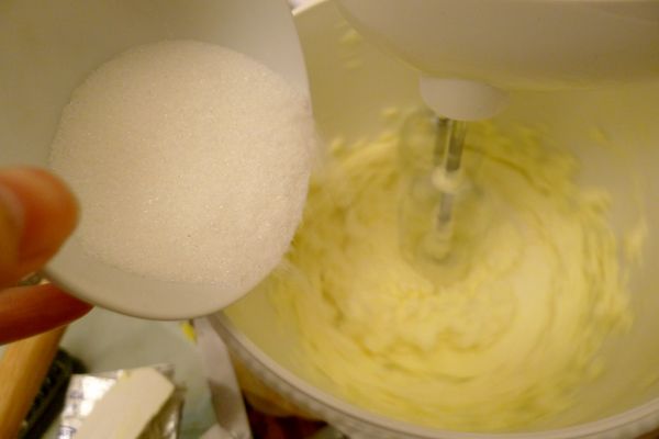 加入砂糖、酸奶油於步驟4，以電動攪拌器一起攪拌均勻