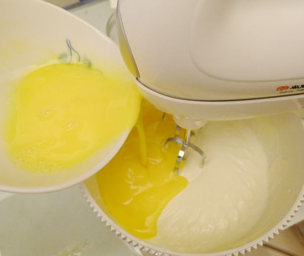 再將打散的蛋液分3-4次加入攪拌均勻，每次加入時皆需攪拌均勻後再加入蛋液再攪拌均勻