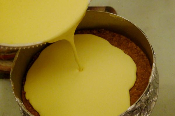 從冰箱取出餅皮的烤模，將乳酪餡倒入烤模中