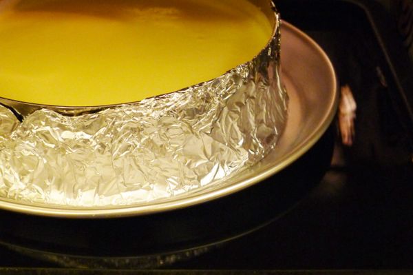 送進預熱過的烤箱，烤盤加水，(為防止水進入蛋糕，我在底層又加了一個派盤)，以170度C烤約40分鐘