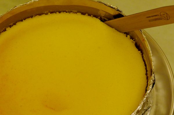 烤出爐後，將蛋糕先散熱放涼，冷卻後，以蛋糕刀沿著烤模與蛋糕間劃一圈，方便脫模取出，以保鮮膜包覆好放進冰箱冷藏約3小時以上(冰冰的才更好吃喔!)