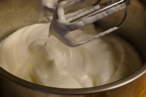 鮮奶油隔冰水打發至硬性發泡，即攪拌機舉起後尾端呈現挺立狀(這裡以鮮奶油(100g):細砂糖(10g)=10:1打發)，放入擠花袋中