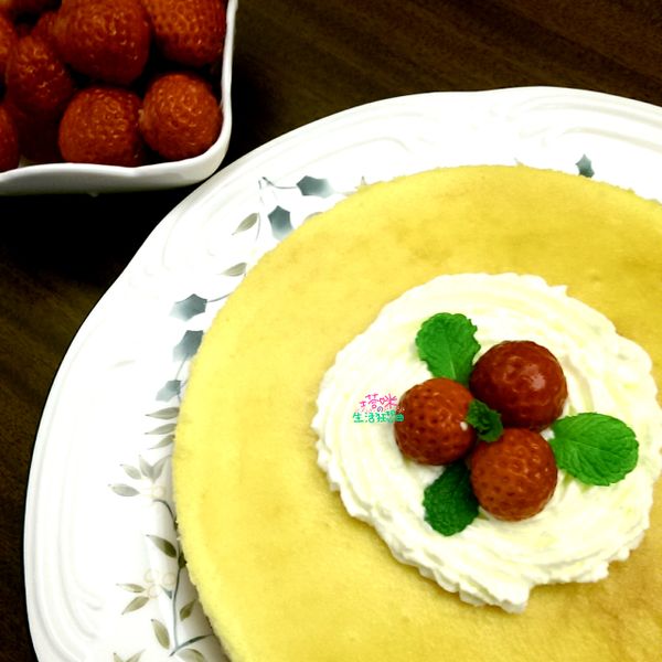 將乳酪蛋糕從冰箱取出脫模，在烤乳酪蛋糕擠上奶油霜、擺放季節限定才有的鮮採草莓、薄荷葉作裝飾即完成^^