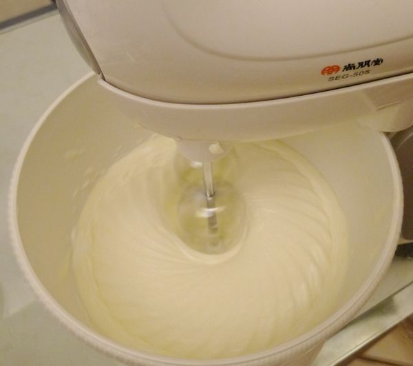 製作[乳酪餡]，將已軟化的奶油乳酪以電動攪拌器攪拌成柔滑的奶霜狀