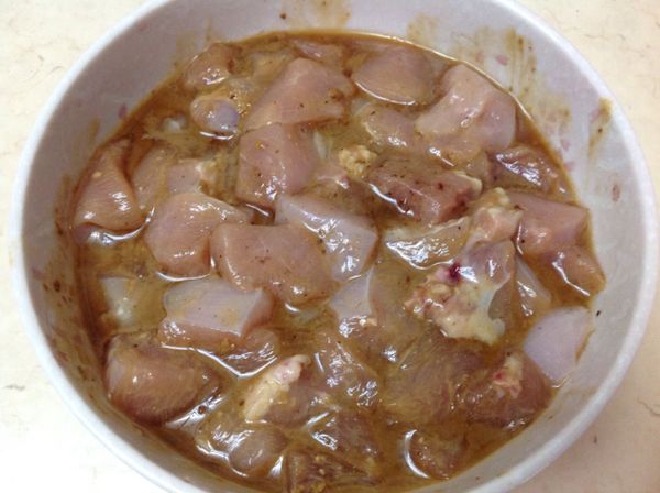 雞胸肉切丁狀，醃入味（2小時以上），醃料：米酒（先抓軟雞胸肉）、豆腐乳（搗碎）、醬油、蒜末、梅子漿