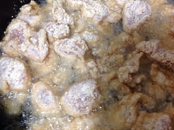 油炸至金黃取出，高溫回炸逼油