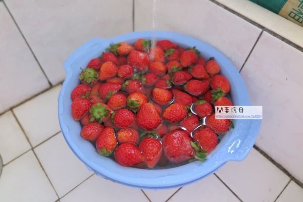 先把草莓用小蘇打粉泡水洗淨
